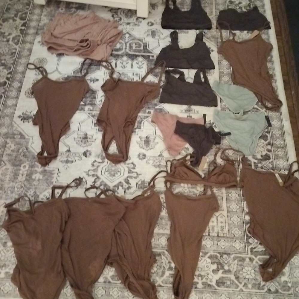Skims lot mixed sizes.